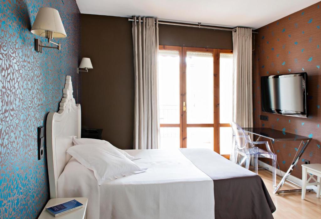 Hospedium Hostal Un Punto Chic Huesca Quarto foto