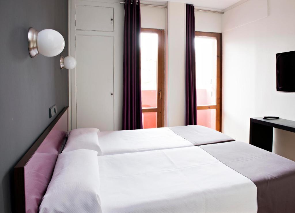 Hospedium Hostal Un Punto Chic Huesca Quarto foto