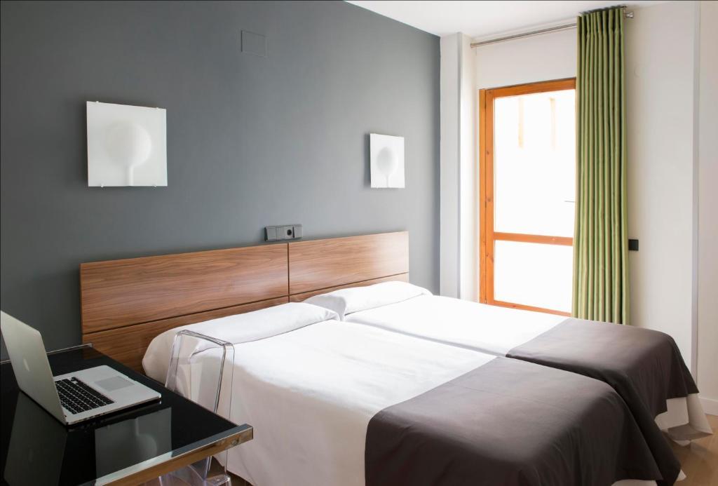 Hospedium Hostal Un Punto Chic Huesca Quarto foto