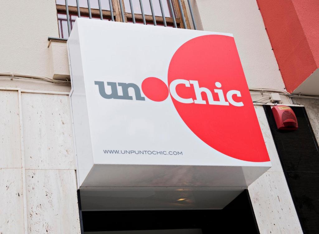 Hospedium Hostal Un Punto Chic Huesca Exterior foto